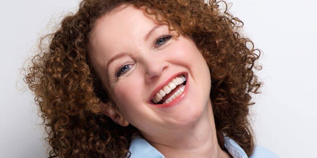 Rivela la bellezza dei tuoi ricci oltre i 40: 7 trucchi per valorizzarli senza stress quotidiano.