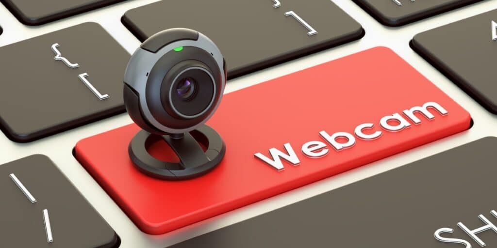 La spia della webcam si accende all'improvviso? Se noti anche questi segnali, potresti essere vittima di un attacco hacker.